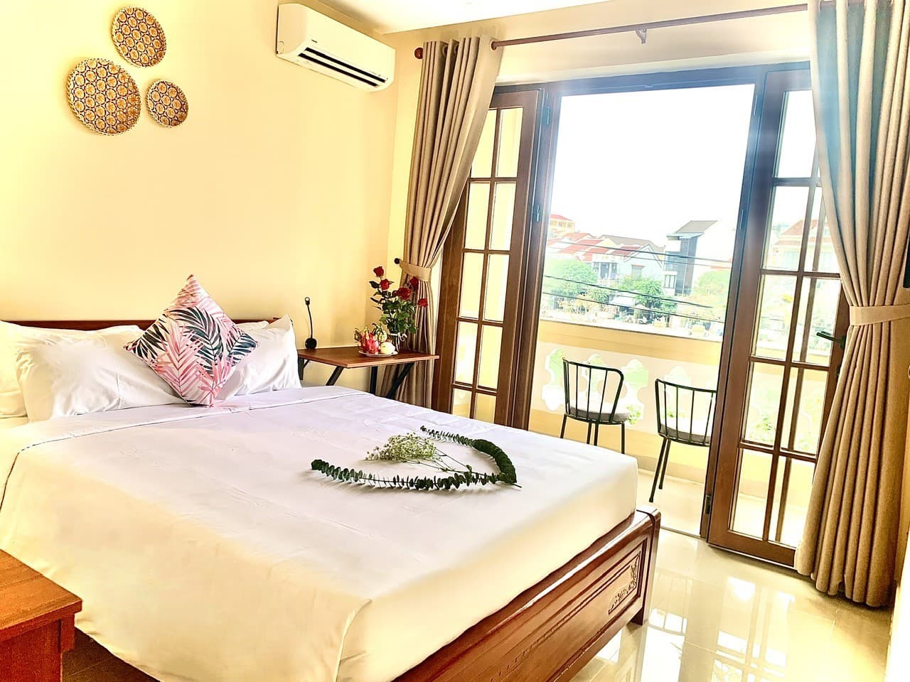 Nội thất một phòng khách sạn tiện nghi với các yếu tố trang trí truyền thống Việt Nam