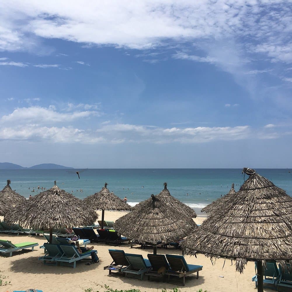 Bãi biển An Bàng rộng lớn, thanh bình với sóng nhẹ và cát vàng